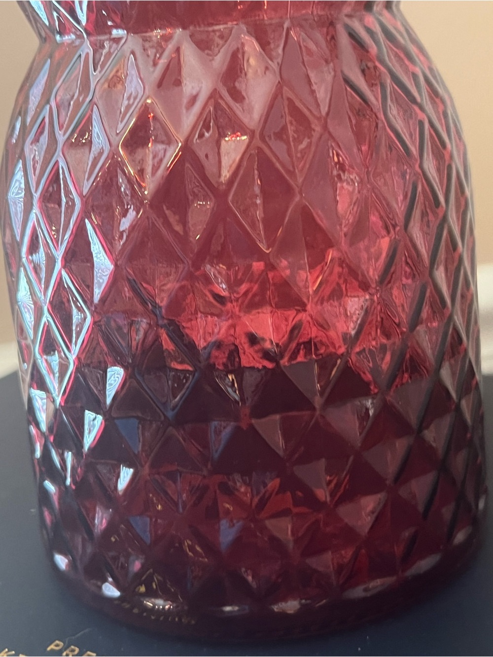 Deep Red Diamond-Texture Glass Vase - Picture 4 of 10